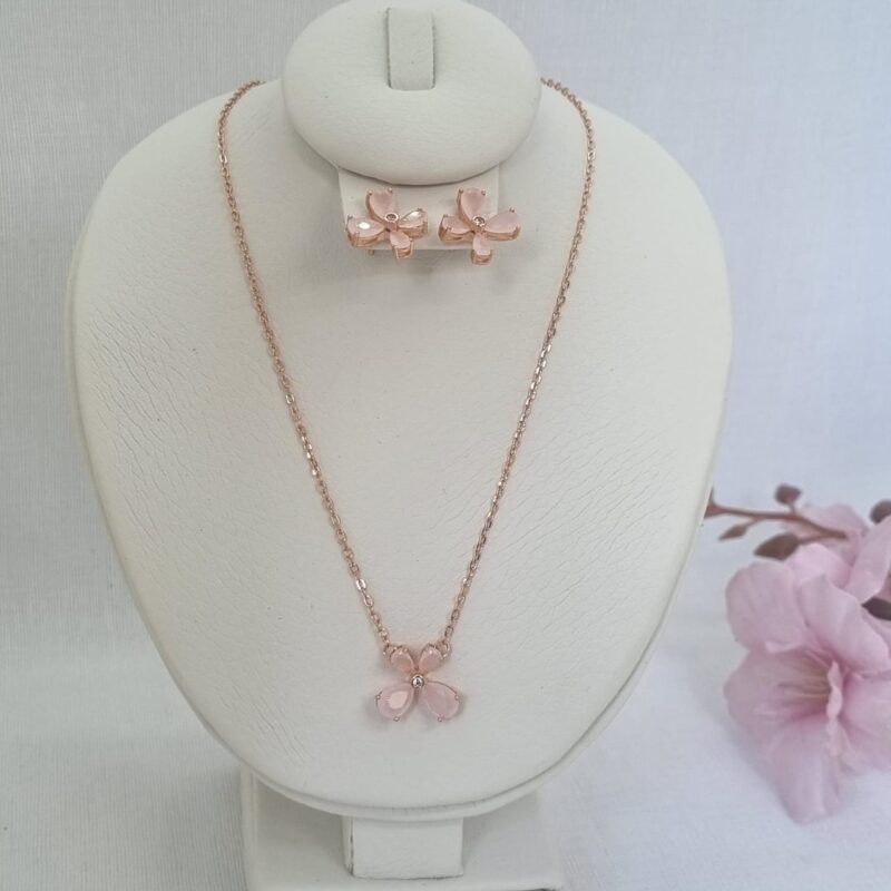 Set de 2 collar 45cm y aretes rose gold c/dije de flor rosa