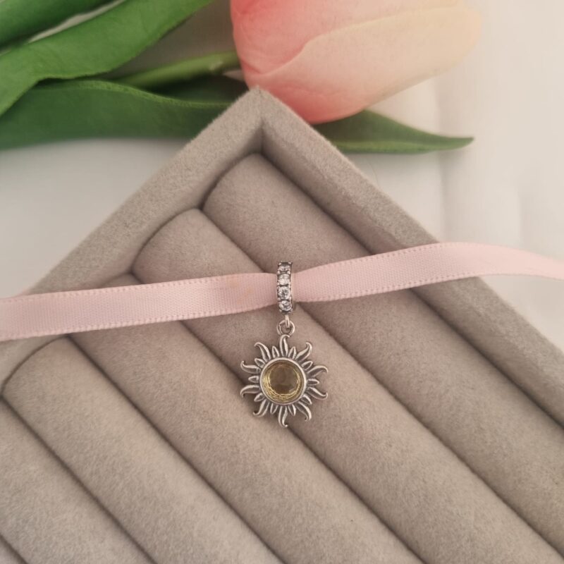 Charm pandora, sol amarillo, plata