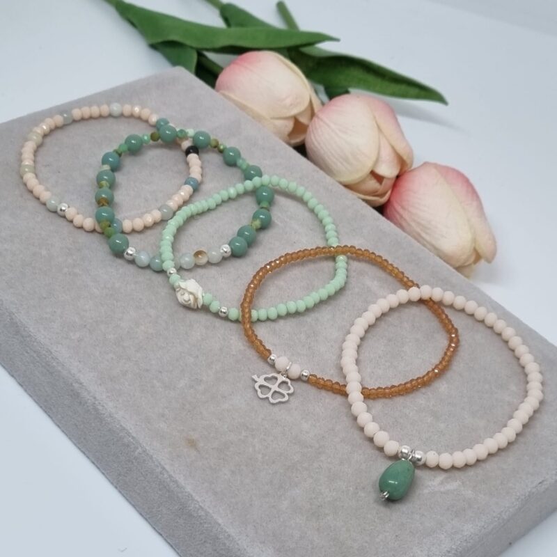 Set de 5 pulseras, verde claro, nude, dije trebol y Pnat - Image 2