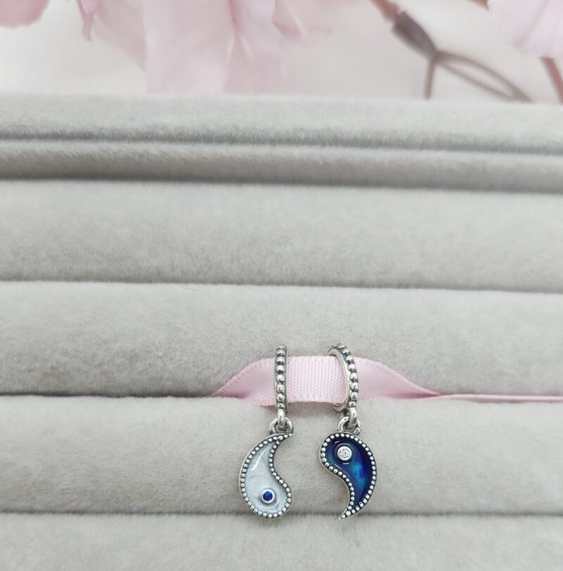 Charm yin yang, plata, azul y blanco