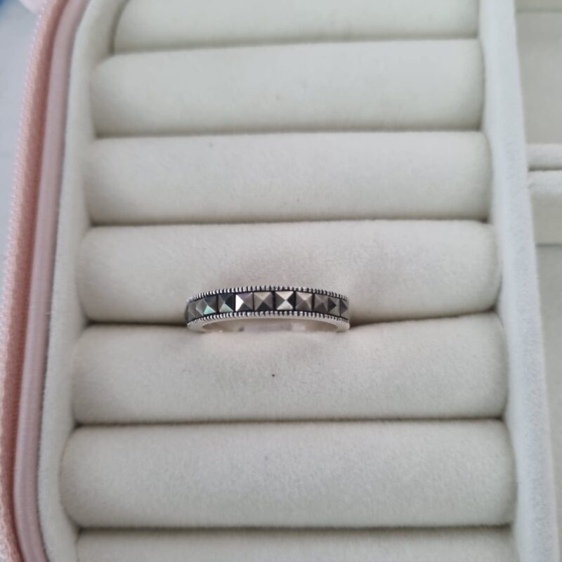 Anillo tipo argolla delgada, acerinas cuadradas enfrente,plata,T8