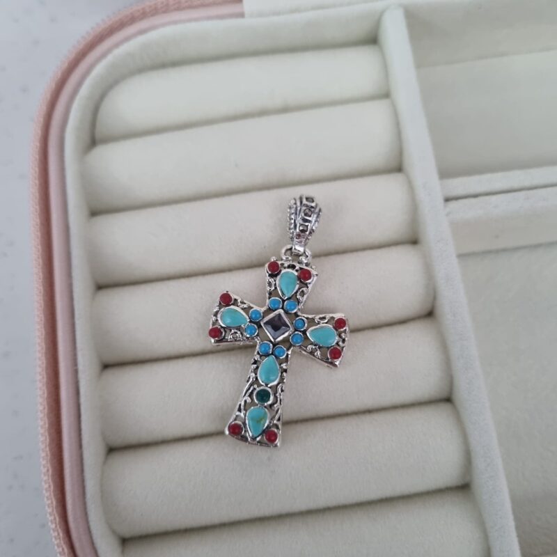 Cruz de acerina y piedras naturales turquesas y rojas, 4.5cm, plata
