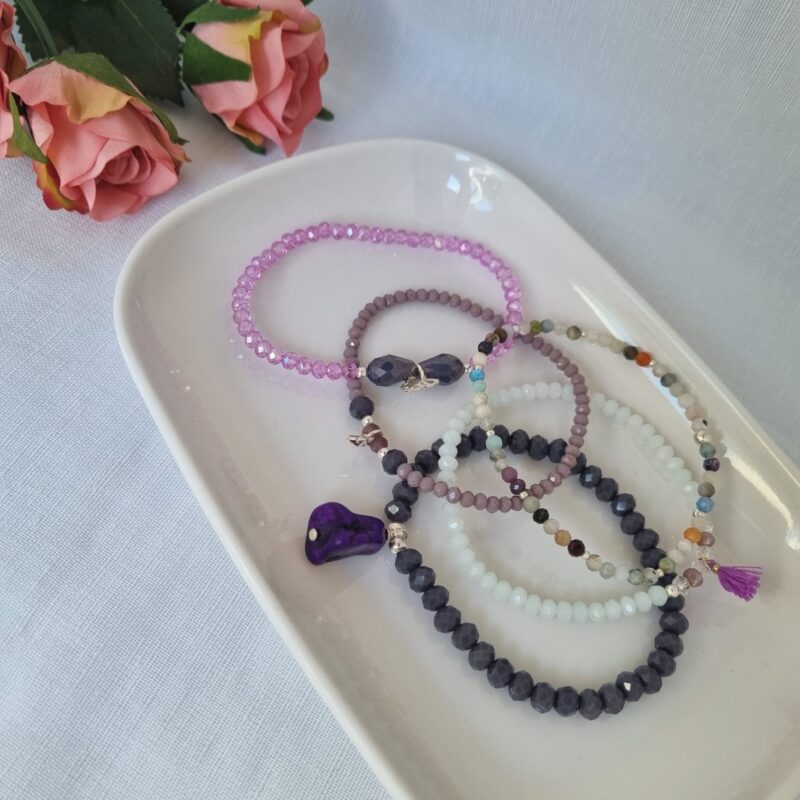Set de  5 pulseras, tonos lilas, blanco, morados,plata, piedras naturales, dije mini mariposa - Image 2