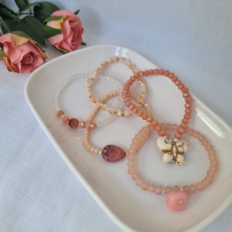 Set de 5 pulseras, tonos peach, nude y transparentes, dije mariposa,plata y piedra nat - Image 2
